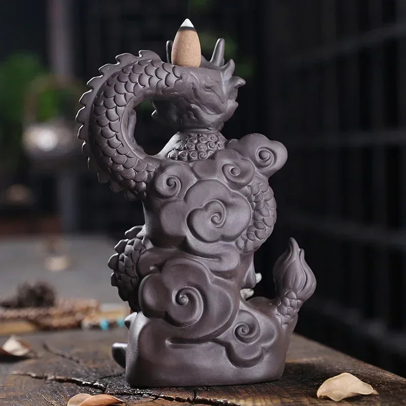 Lohikäärme & Buddha Suitsukeastia – Keramiikka Takavirtaus | Vesiputousvaikutelma | 17×9,5 cm