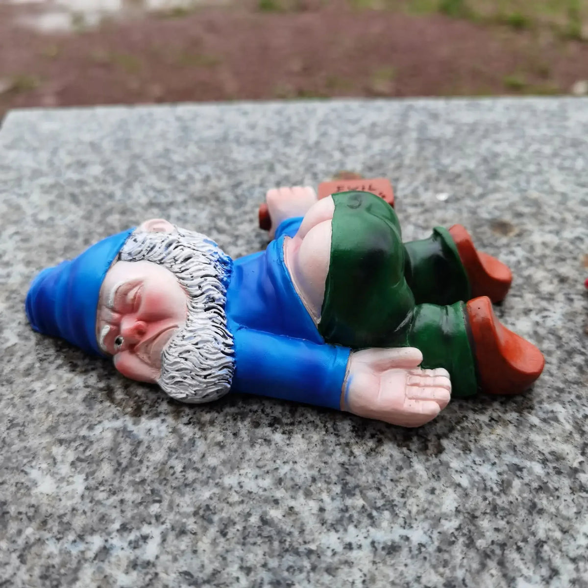 Känninen Puutarhatonttu 15 cm – Hartsi | Säänkestävä | 3 Väriä | Hauska Pihakoriste & Lahja